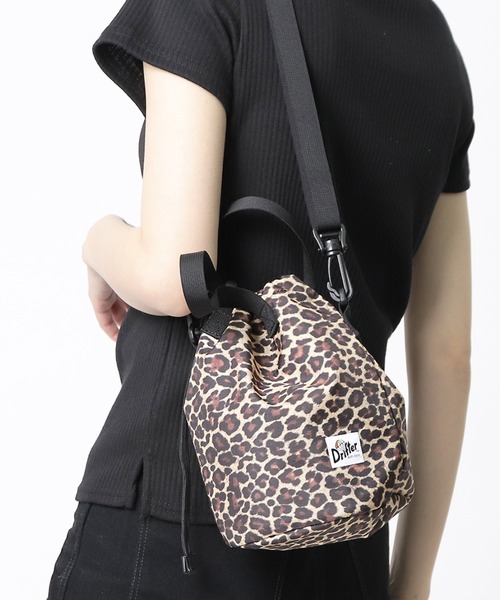 Drifter（ドリフター）の「DRIFTER / ドリフター 巾着バッグ DRIFTER 1200 NSZ SEM（ショルダーバッグ・レディース・その他4/その他5/その他6/ブラック/タン/その他1/その他2/その他3・FREE）」の4枚目の写真