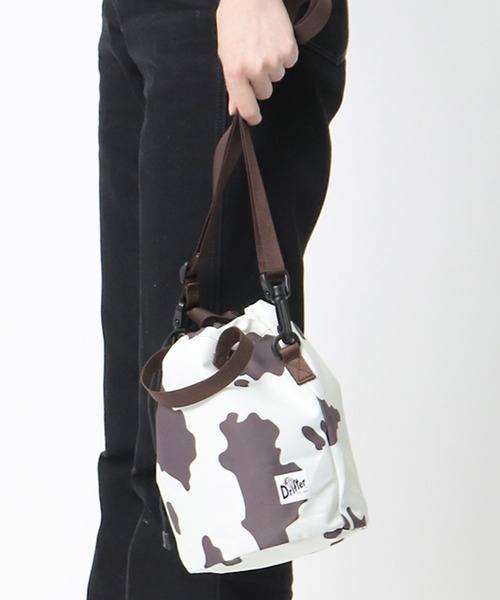 Drifter（ドリフター）の「DRIFTER / ドリフター 巾着バッグ DRIFTER 1200 NSZ SEM（ショルダーバッグ・レディース・その他4/その他5/その他6/ブラック/タン/その他1/その他2/その他3・FREE）」の5枚目の写真