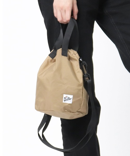 Drifter（ドリフター）の「DRIFTER / ドリフター 巾着バッグ DRIFTER 1200 NSZ SEM（ショルダーバッグ・レディース・その他4/その他5/その他6/ブラック/タン/その他1/その他2/その他3・FREE）」の3枚目の写真