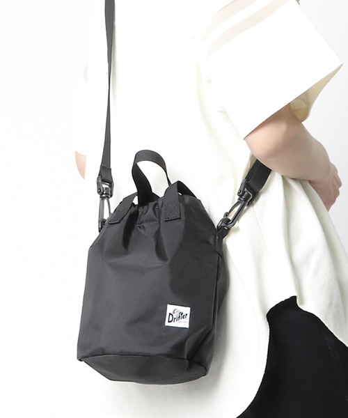 Drifter（ドリフター）の「DRIFTER / ドリフター 巾着バッグ DRIFTER 1200 NSZ SEM（ショルダーバッグ・レディース・その他4/その他5/その他6/ブラック/タン/その他1/その他2/その他3・FREE）」の2枚目の写真