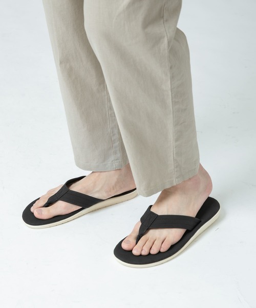 ITEMS URBANRESEARCH（アイテムズ アーバンリサーチ）の「エコレザートングサンダル（サンダル・メンズ・ピンク/ベージュ/グリーン/ブラック・26.5/27.5）」の2枚目の写真