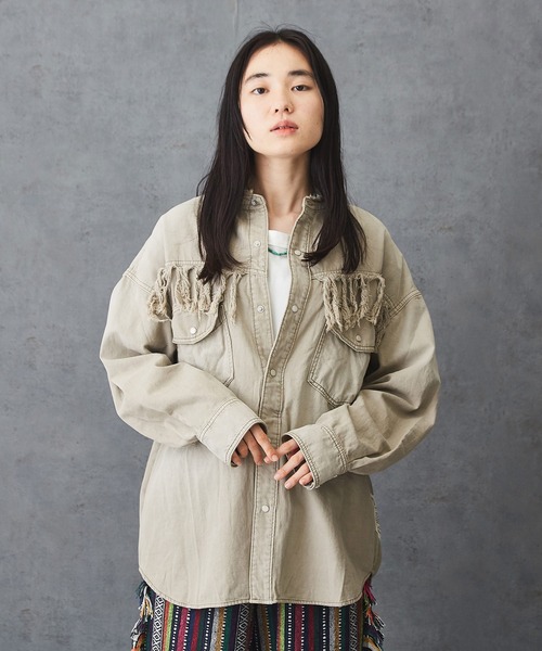 TOBILA（トビラ）の「スラブツイル フリンジ ウエスタンシャツ（シャツ/ブラウス・レディース・ベージュ/グリーン・M）」の2枚目の写真