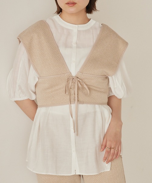 mikke（ミッケ）の「ヘリンボーンクロップドビスチェ/ベスト（ベスト・レディース・ブラック/ベージュ/ブラウン/カーキ・FREE）」の3枚目の写真