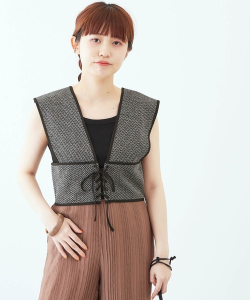 mikke（ミッケ）の「ヘリンボーンクロップドビスチェ/ベスト（ベスト・レディース・ブラック/ベージュ/ブラウン/カーキ・FREE）」の5枚目の写真