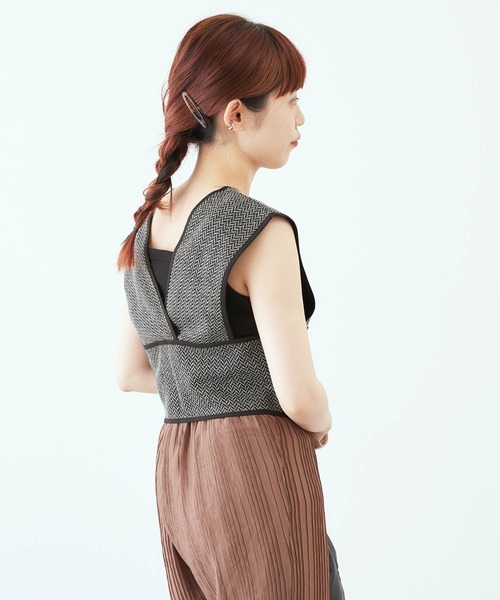 mikke（ミッケ）の「ヘリンボーンクロップドビスチェ/ベスト（ベスト・レディース・ブラック/ベージュ/ブラウン/カーキ・FREE）」の6枚目の写真