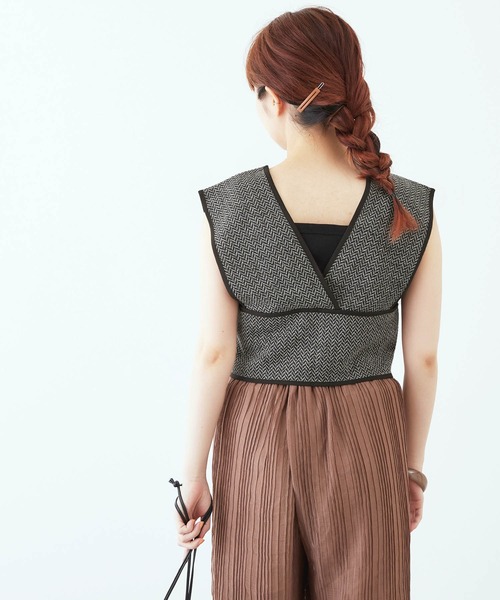 mikke（ミッケ）の「ヘリンボーンクロップドビスチェ/ベスト（ベスト・レディース・ブラック/ベージュ/ブラウン/カーキ・FREE）」の7枚目の写真
