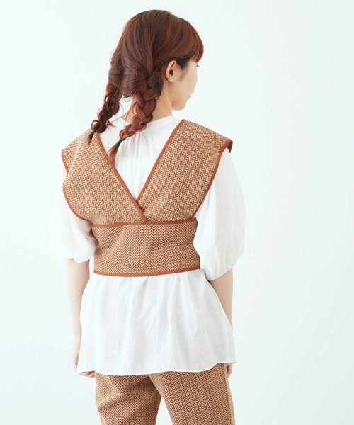 mikke（ミッケ）の「ヘリンボーンクロップドビスチェ/ベスト（ベスト・レディース・ブラック/ベージュ/ブラウン/カーキ・FREE）」の10枚目の写真