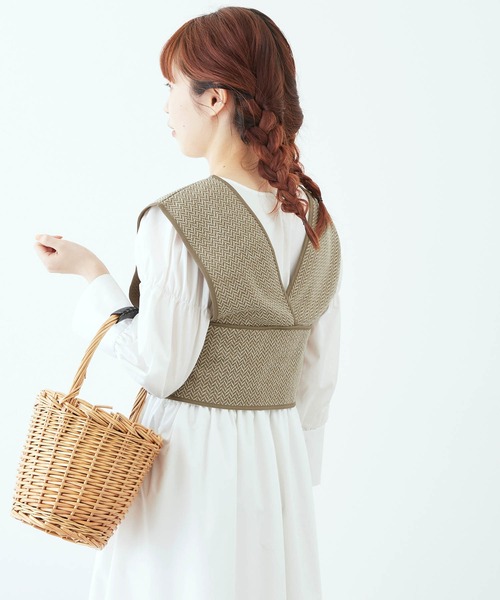 mikke（ミッケ）の「ヘリンボーンクロップドビスチェ/ベスト（ベスト・レディース・ブラック/ベージュ/ブラウン/カーキ・FREE）」の22枚目の写真