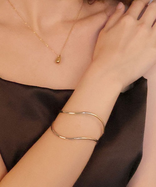 CEMONEMO（セモネモ）の「ダブル ウェーブ メタルバングル（バングル/リストバンド・レディース・シルバー/ゴールド・FREE）」の4枚目の写真