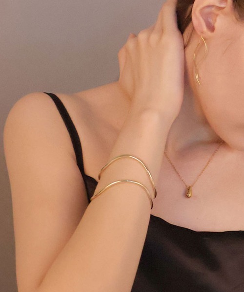 CEMONEMO（セモネモ）の「ダブル ウェーブ メタルバングル（バングル/リストバンド・レディース・シルバー/ゴールド・FREE）」の5枚目の写真