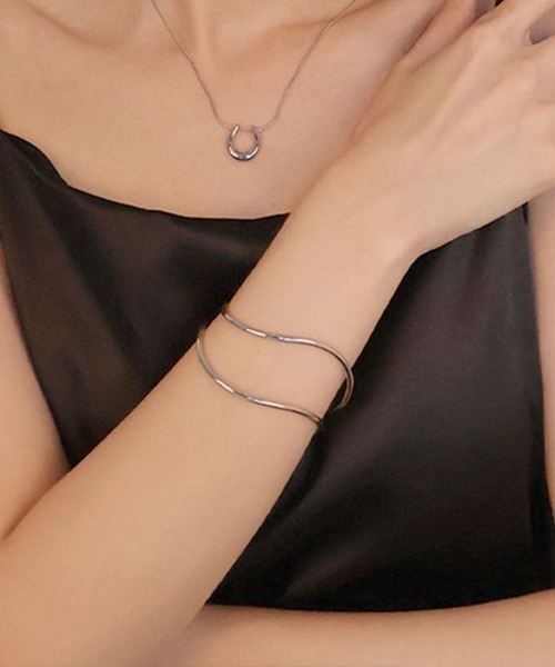 CEMONEMO（セモネモ）の「ダブル ウェーブ メタルバングル（バングル/リストバンド・レディース・シルバー/ゴールド・FREE）」の13枚目の写真