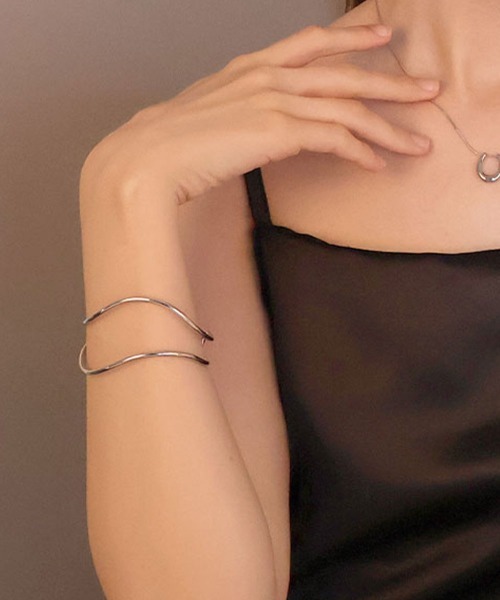 CEMONEMO（セモネモ）の「ダブル ウェーブ メタルバングル（バングル/リストバンド・レディース・シルバー/ゴールド・FREE）」の18枚目の写真