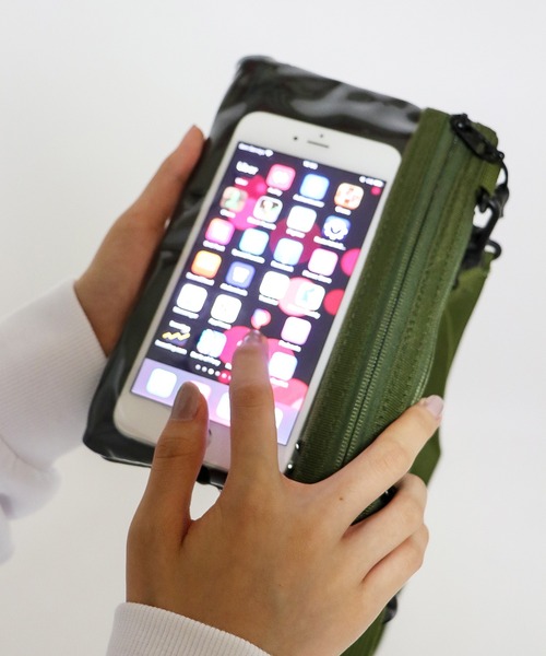 Ree&Mee(リーアンドミー)の「Ree&Mee 2WAY はっ水加工 スマホ スクエア ショルダー ネック ポーチ サコッシュ(ショルダーバッグ・メンズ・カーキ/ブラック/ベージュ/ネイビー/グレー/オレンジ系その他/グリーン・FREE)」の9枚目の写真