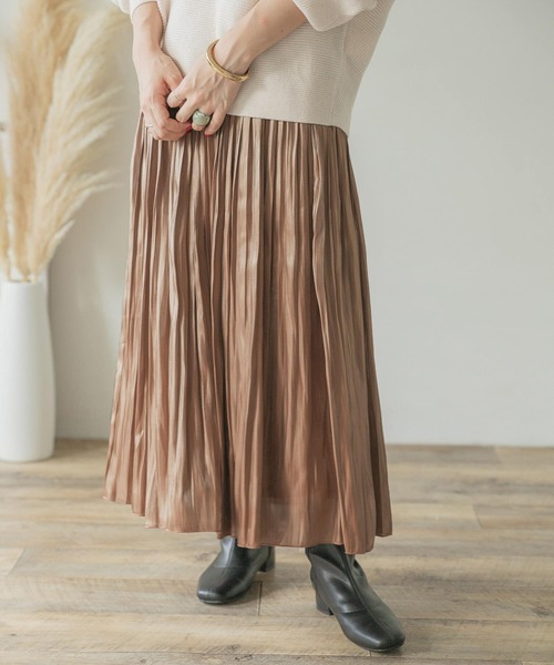 ITEMS URBANRESEARCH（アイテムズ アーバンリサーチ）の「シャイニープリーツスカート（スカート・レディース・ライトブラウン/グリーン系その他/ピンクベージュ/チャコールグレー・FREE）」の3枚目の写真