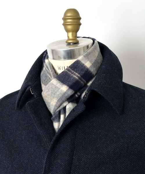 Johnstons of Elgin（ジョンストンズオブエルガン）の「JOHNSTONS: カシミヤ チェック マフラー（マフラー・メンズ・ホワイト/グレー/チャコールグレー/カーキ/レッド/ネイビー・ONE SIZE）」の4枚目の写真