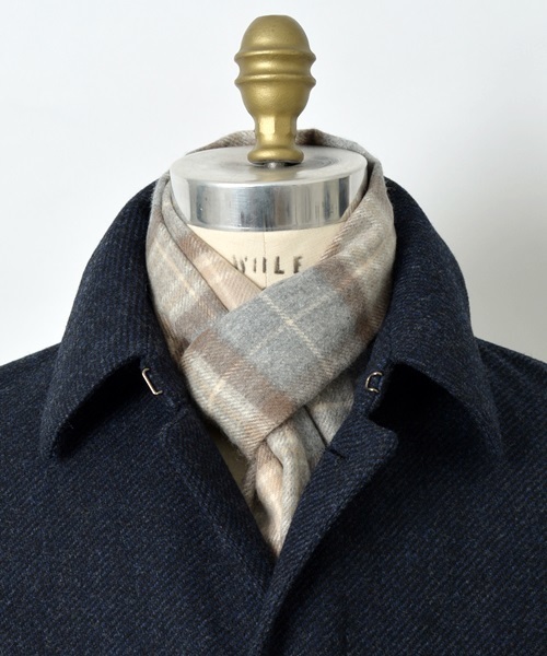 Johnstons of Elgin（ジョンストンズオブエルガン）の「JOHNSTONS: カシミヤ チェック マフラー（マフラー・メンズ・ホワイト/グレー/チャコールグレー/カーキ/レッド/ネイビー・ONE SIZE）」の2枚目の写真