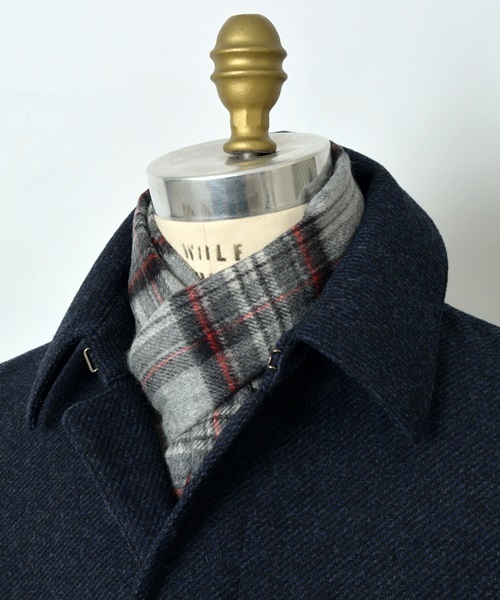 Johnstons of Elgin（ジョンストンズオブエルガン）の「JOHNSTONS: カシミヤ チェック マフラー（マフラー・メンズ・ホワイト/グレー/チャコールグレー/カーキ/レッド/ネイビー・ONE SIZE）」の3枚目の写真