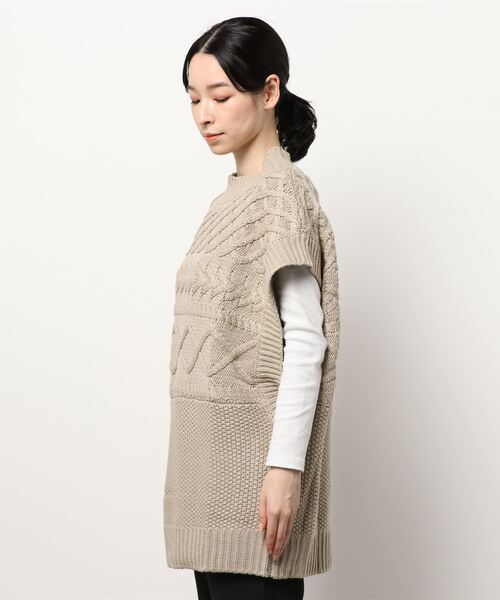 SPINNS（スピンズ）の「ノースリーブケーブルニットベスト（ベスト・レディース・ベージュ/アイボリー/モカ/グレイッシュベージュ・ONESIZE）」の5枚目の写真