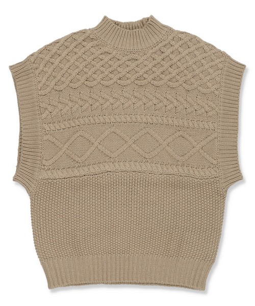 SPINNS（スピンズ）の「ノースリーブケーブルニットベスト（ベスト・レディース・ベージュ/アイボリー/モカ/グレイッシュベージュ・ONESIZE）」の3枚目の写真