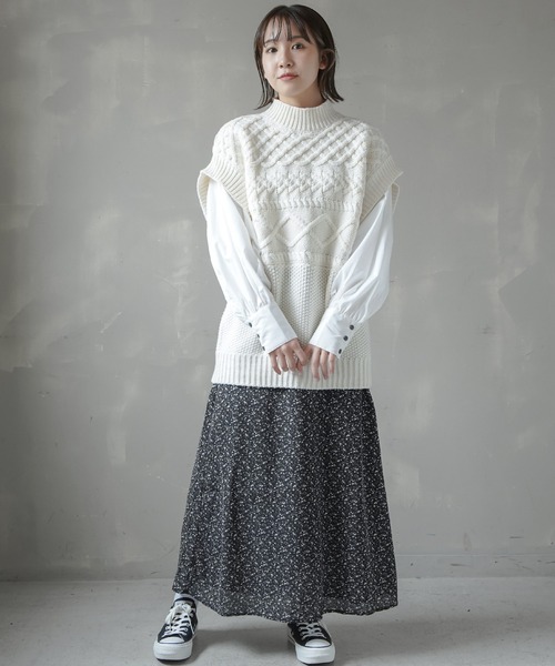 SPINNS（スピンズ）の「ノースリーブケーブルニットベスト（ベスト・レディース・ベージュ/アイボリー/モカ/グレイッシュベージュ・ONESIZE）」の8枚目の写真