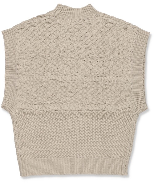 SPINNS（スピンズ）の「ノースリーブケーブルニットベスト（ベスト・レディース・ベージュ/アイボリー/モカ/グレイッシュベージュ・ONESIZE）」の16枚目の写真