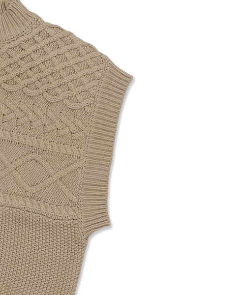 SPINNS（スピンズ）の「ノースリーブケーブルニットベスト（ベスト・レディース・ベージュ/アイボリー/モカ/グレイッシュベージュ・ONESIZE）」の19枚目の写真