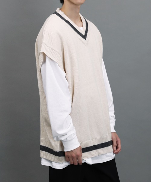 air tokyo sellection(エアートウキョウセレクション)の「【ユニセックスで着用可能】アクリル バルキー チルデン ニットベスト(ベスト・メンズ・チャコールグレー/オフホワイト/サックスブルー・MEDIUM/LARGE/X-LARGE)」の2枚目の写真