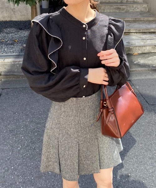 one after another NICE CLAUP（ワンアフターアナザーナイスクラップ）の「前後2Wayで着こなしの幅が広がる！配色ピコレースフリルブラウス（シャツ/ブラウス・レディース・アイボリー/ブラック/グレイッシュベージュ・FREE）」の2枚目の写真