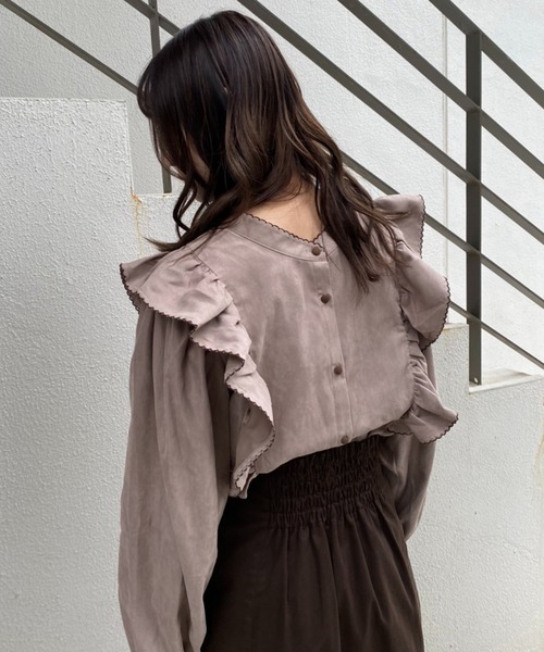 one after another NICE CLAUP（ワンアフターアナザーナイスクラップ）の「前後2Wayで着こなしの幅が広がる！配色ピコレースフリルブラウス（シャツ/ブラウス・レディース・アイボリー/ブラック/グレイッシュベージュ・FREE）」の12枚目の写真