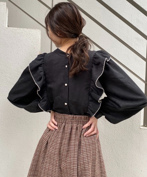 one after another NICE CLAUP（ワンアフターアナザーナイスクラップ）の「前後2Wayで着こなしの幅が広がる！配色ピコレースフリルブラウス（シャツ/ブラウス・レディース・アイボリー/ブラック/グレイッシュベージュ・FREE）」の6枚目の写真
