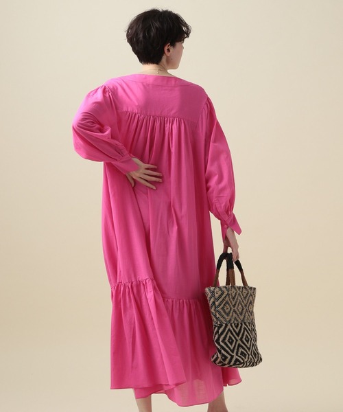 BAYFLOW（ベイフロー）の「【MW SUNRISE(エムダブリューサンライズ)】ボリュームスリーブワンピース（ワンピース・レディース・ブラック/ピンク・FREE）」の5枚目の写真