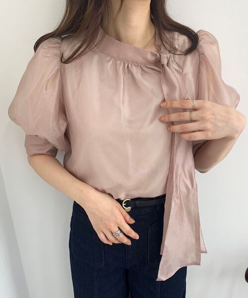 MAJESTIC LEGON(マジェスティックレゴン)の「アシメボウタイブラウス(シャツ/ブラウス・レディース・ブラック/オフホワイト/ピンクベージュ/グレイッシュベージュ・MEDIUM)」の4枚目の写真