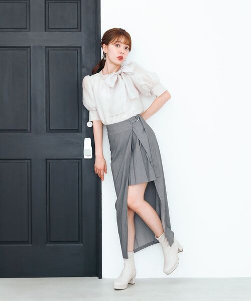 MAJESTIC LEGON(マジェスティックレゴン)の「アシメボウタイブラウス(シャツ/ブラウス・レディース・ブラック/オフホワイト/ピンクベージュ/グレイッシュベージュ・MEDIUM)」の14枚目の写真