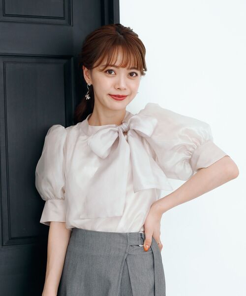 MAJESTIC LEGON(マジェスティックレゴン)の「アシメボウタイブラウス(シャツ/ブラウス・レディース・ブラック/オフホワイト/ピンクベージュ/グレイッシュベージュ・MEDIUM)」の18枚目の写真