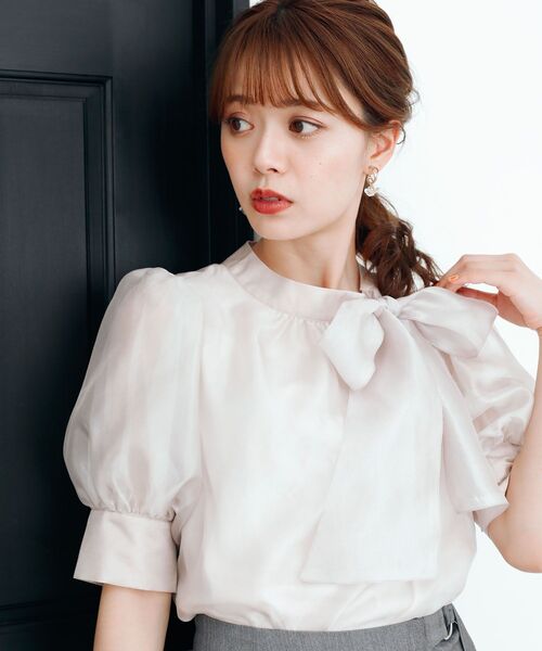 MAJESTIC LEGON(マジェスティックレゴン)の「アシメボウタイブラウス(シャツ/ブラウス・レディース・ブラック/オフホワイト/ピンクベージュ/グレイッシュベージュ・MEDIUM)」の5枚目の写真