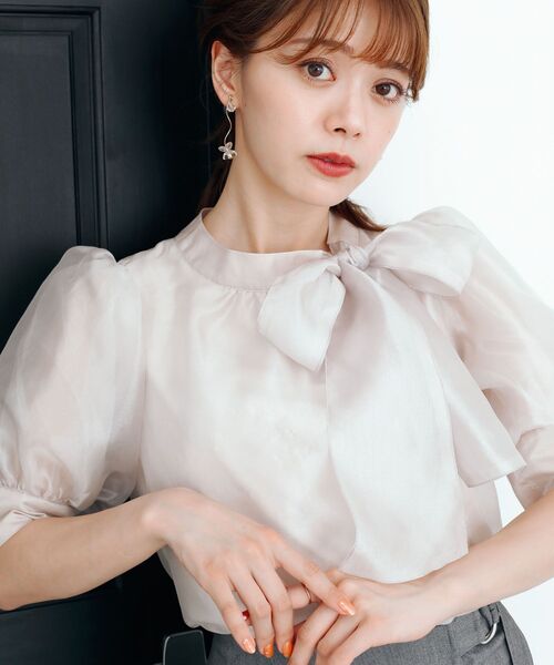 MAJESTIC LEGON(マジェスティックレゴン)の「アシメボウタイブラウス(シャツ/ブラウス・レディース・ブラック/オフホワイト/ピンクベージュ/グレイッシュベージュ・MEDIUM)」の22枚目の写真