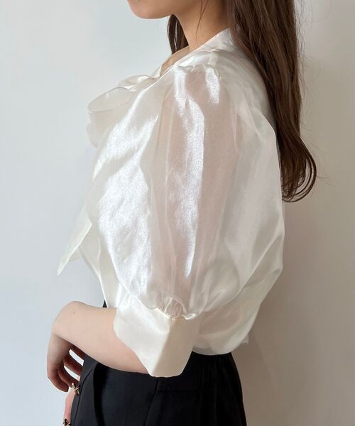 MAJESTIC LEGON(マジェスティックレゴン)の「アシメボウタイブラウス(シャツ/ブラウス・レディース・ブラック/オフホワイト/ピンクベージュ/グレイッシュベージュ・MEDIUM)」の9枚目の写真