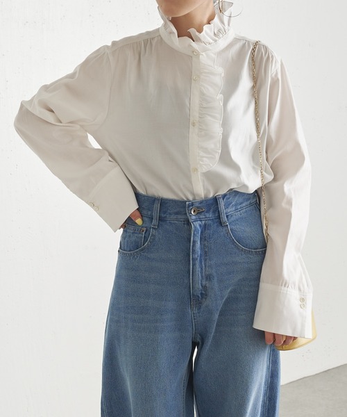 COLLAGE GALLARDAGALANTE（コラージュガリャルダガランテ）の「1枚で主役級/レイヤードでも映える/ハイネックフリルシャツ/手洗い可（シャツ/ブラウス・レディース・ホワイト/イエロー・FREE）」の2枚目の写真