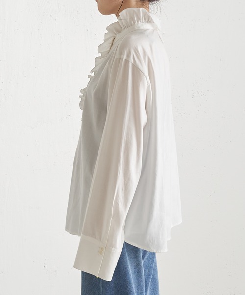 COLLAGE GALLARDAGALANTE（コラージュガリャルダガランテ）の「1枚で主役級/レイヤードでも映える/ハイネックフリルシャツ/手洗い可（シャツ/ブラウス・レディース・ホワイト/イエロー・FREE）」の17枚目の写真