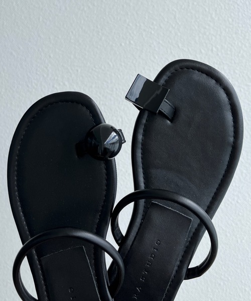 wee9s（ウィークス）の「asymmetry flat sandals / アシンメトリーフラットサンダル（サンダル・レディース・ブラック/シルバー・22.5cm/23cm/23.5cm/24cm/24.5cm/25cm）」の4枚目の写真