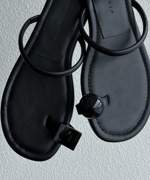 wee9s（ウィークス）の「asymmetry flat sandals / アシンメトリーフラットサンダル（サンダル・レディース・ブラック/シルバー・22.5cm/23cm/23.5cm/24cm/24.5cm/25cm）」の7枚目の写真