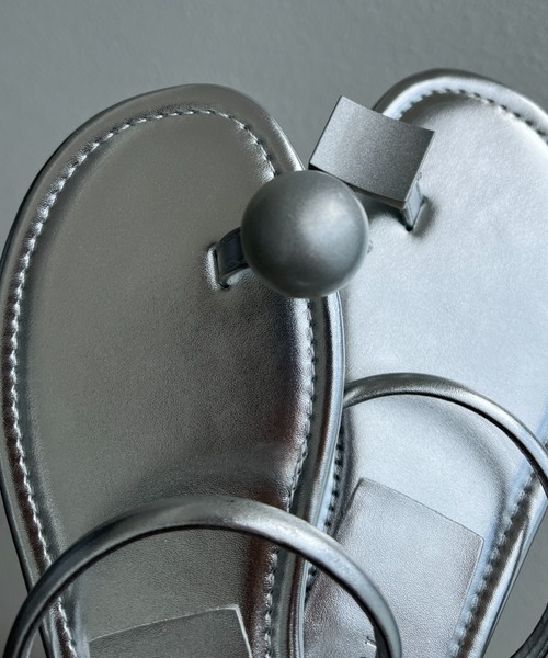 wee9s（ウィークス）の「asymmetry flat sandals / アシンメトリーフラットサンダル（サンダル・レディース・ブラック/シルバー・22.5cm/23cm/23.5cm/24cm/24.5cm/25cm）」の6枚目の写真