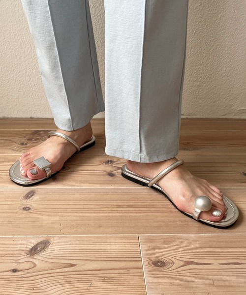 wee9s（ウィークス）の「asymmetry flat sandals / アシンメトリーフラットサンダル（サンダル・レディース・ブラック/シルバー・22.5cm/23cm/23.5cm/24cm/24.5cm/25cm）」の3枚目の写真