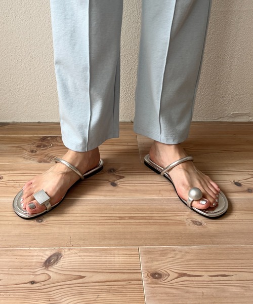 wee9s（ウィークス）の「asymmetry flat sandals / アシンメトリーフラットサンダル（サンダル・レディース・ブラック/シルバー・22.5cm/23cm/23.5cm/24cm/24.5cm/25cm）」の14枚目の写真