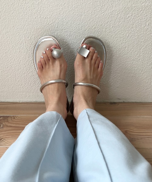 wee9s（ウィークス）の「asymmetry flat sandals / アシンメトリーフラットサンダル（サンダル・レディース・ブラック/シルバー・22.5cm/23cm/23.5cm/24cm/24.5cm/25cm）」の8枚目の写真