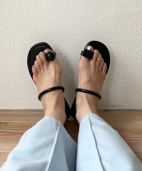 wee9s（ウィークス）の「asymmetry flat sandals / アシンメトリーフラットサンダル（サンダル・レディース・ブラック/シルバー・22.5cm/23cm/23.5cm/24cm/24.5cm/25cm）」の5枚目の写真