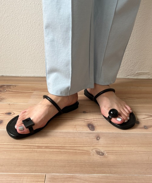 wee9s（ウィークス）の「asymmetry flat sandals / アシンメトリーフラットサンダル（サンダル・レディース・ブラック/シルバー・22.5cm/23cm/23.5cm/24cm/24.5cm/25cm）」の12枚目の写真