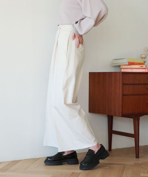 archives(アルシーヴ)の「サイドタブタックワイドパンツ(その他パンツ・レディース・アイボリー/モカ/ダークブルー・MEDIUM)」の1枚目の写真