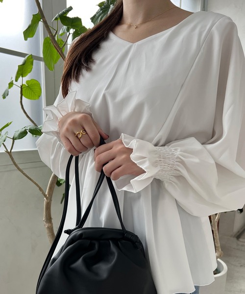 Lamoa(ラモア)の「Lamoa/Vネック タック チュニック ブラウス(シャツ/ブラウス・レディース・ホワイト/ブラック/グレー・MEDIUM/LARGE)」の4枚目の写真