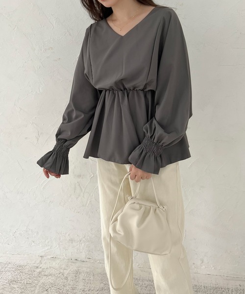 Lamoa(ラモア)の「Lamoa/Vネック タック チュニック ブラウス(シャツ/ブラウス・レディース・ホワイト/ブラック/グレー・MEDIUM/LARGE)」の11枚目の写真